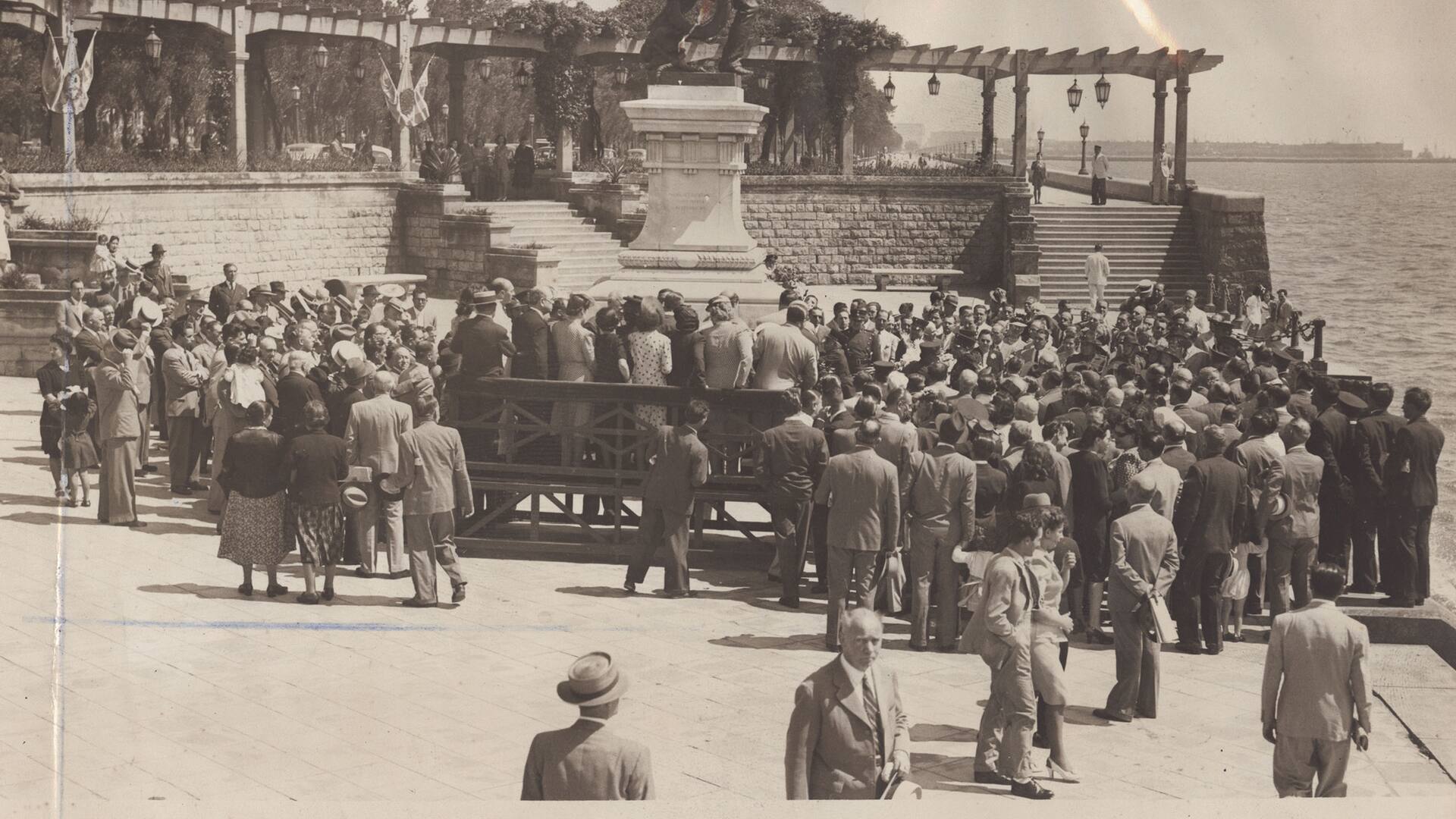 Luis Viale en un acto de homejae en la Costanera Sur. 1943.