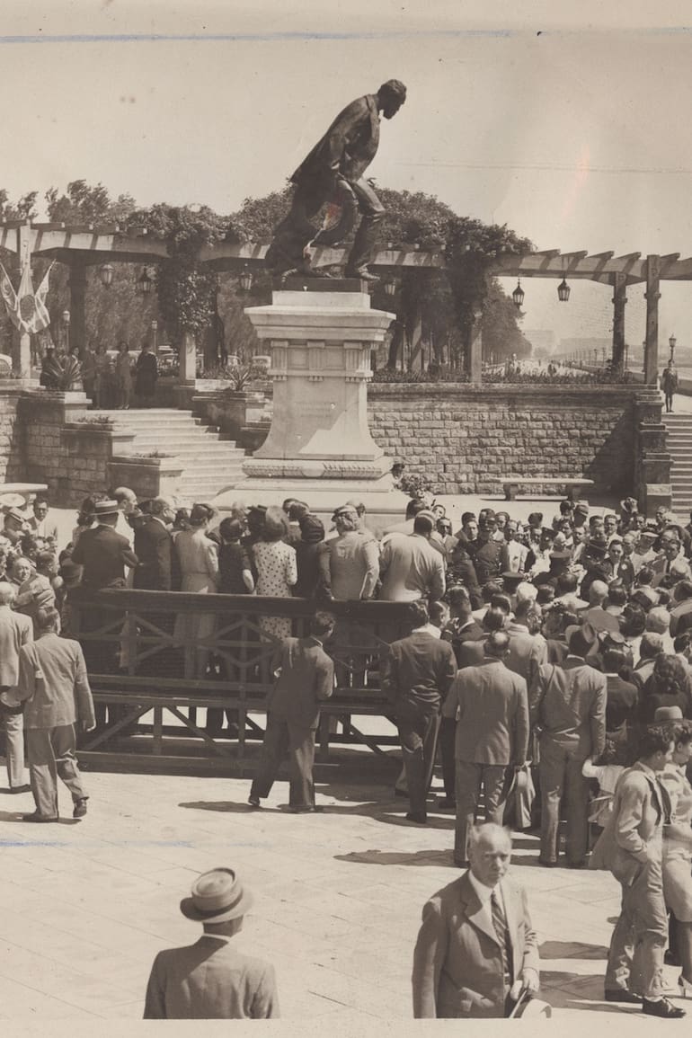 Luis Viale en un acto de homejae en la Costanera Sur. 1943.