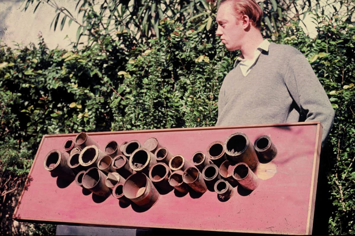 Luis Wells y su obra Collage con latas, 1959