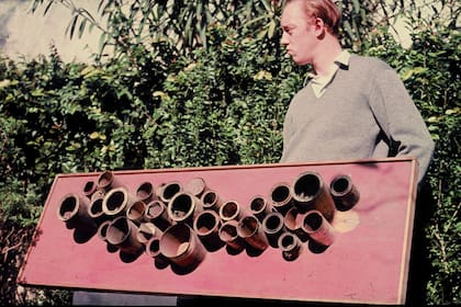 Luis Wells y su obra Collage con latas, 1959