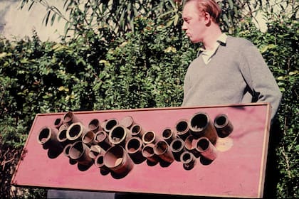 Luis Wells y su obra Collage con latas, 1959