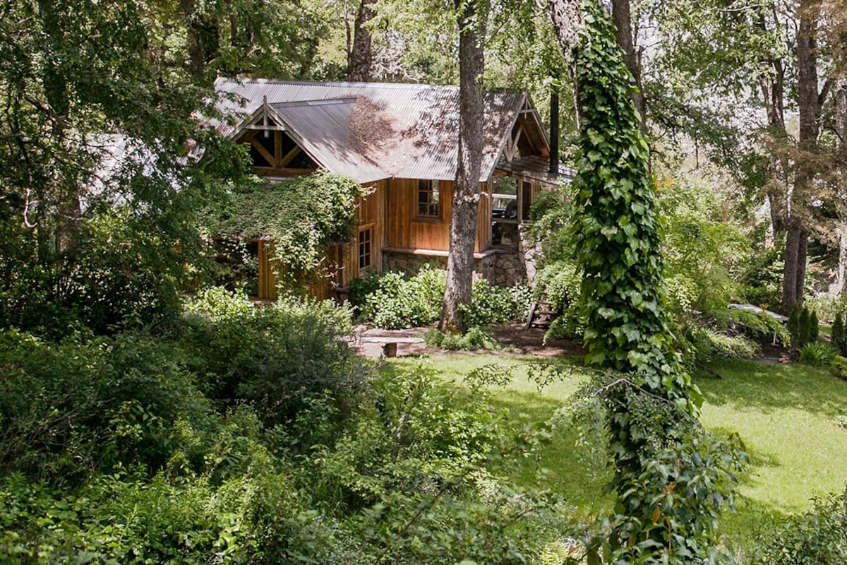 Luis y Marta llegaron a San Martín de los Andes a principios de los 90. Allí encontraron su lugar en el mundo y levantaron esta casa que parece salida de un cuento.