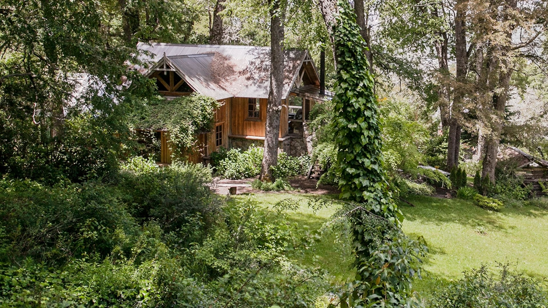 Luis y Marta llegaron a San Martín de los Andes a principios de los 90. Allí encontraron su lugar en el mundo y levantaron esta casa que parece salida de un cuento.