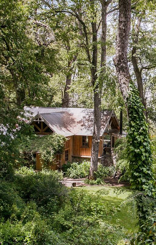 Luis y Marta llegaron a San Martín de los Andes a principios de los 90. Allí encontraron su lugar en el mundo y levantaron esta casa que parece salida de un cuento.