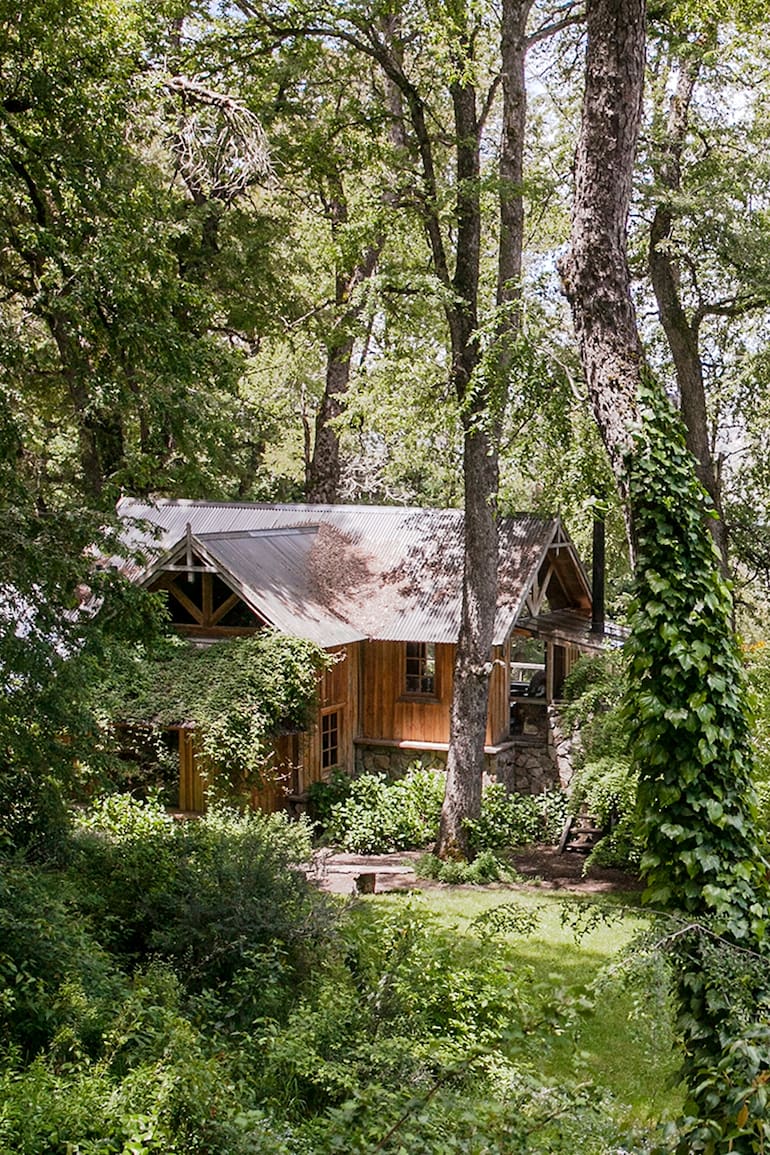 Luis y Marta llegaron a San Martín de los Andes a principios de los 90. Allí encontraron su lugar en el mundo y levantaron esta casa que parece salida de un cuento.