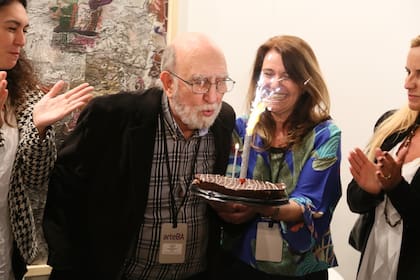 Luis “Yuyo” Noé festejó su cumpleaños 81 en el stand de la galería Rubbers en arteBA 2014, y fue homenajeado en la feria