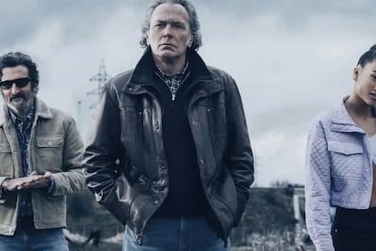 Luis Zahera, José Coronado y Nona Sobo, el trío principal de la serie española Entrevías, disponible en Netflix