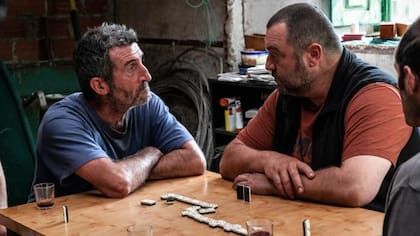 Luis Zahera y Denis Ménochet, en una escena del filme, un ‘thriller’ rural que se rodó en las montañas de Galicia.
Foto: Cortesía Biff