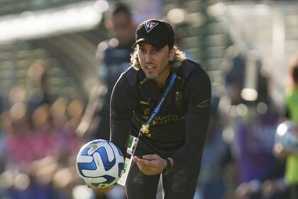 Luis Zubeldía alcanza la pelota durante la final; el ex director técnico de Lanús, de 42 años, logró un trofeo internacional.