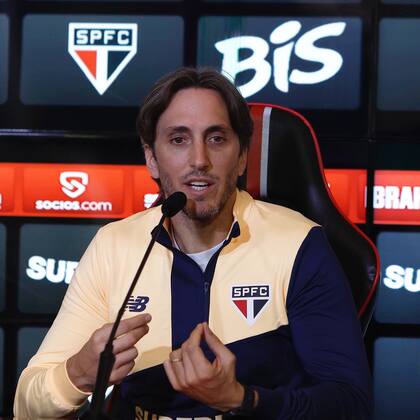 Luis Zubeldía, ante la prensa brasileña como DT de San Pablo