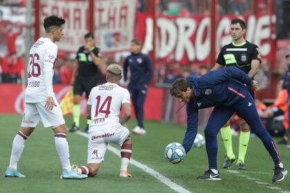 Luis Zubeldía, con Vera y Di Plácido; el DT potenció el funcionamiento de Lanús en la Superliga
