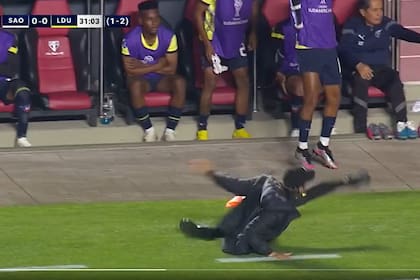 Luis Zubeldía, DT de Liga de Quito, quiso imitar un remate de zurda de un jugador suyo, se patinó y se fue al piso; sucedió en el partido contra San Pablo, por la Copa Sudamericana