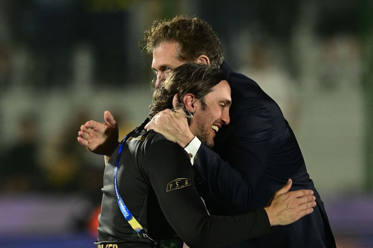 Luis Zubeldía es felicitado por Alejandro Domínguez, presidente de la Conmebol