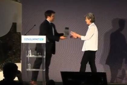 Luisa Corradini recibe el premio en Lisboa