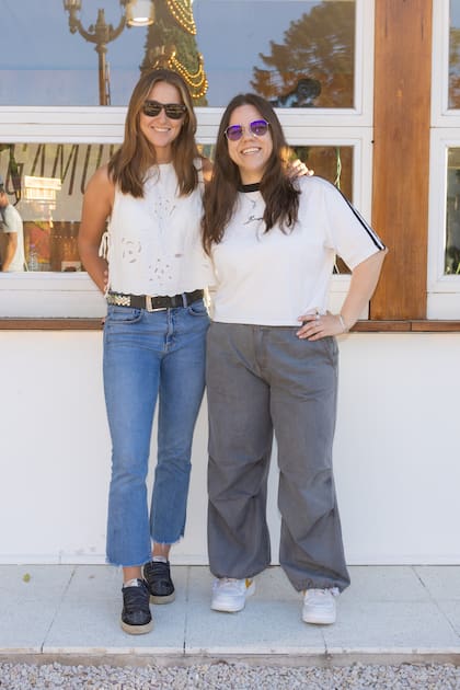 Luisa del Carril (con jeans) y Caro Ramos, salieron de la cabina donde están haciendo "Hagamos podio", el streaming de la AAP y posaron para ¡HOLA!