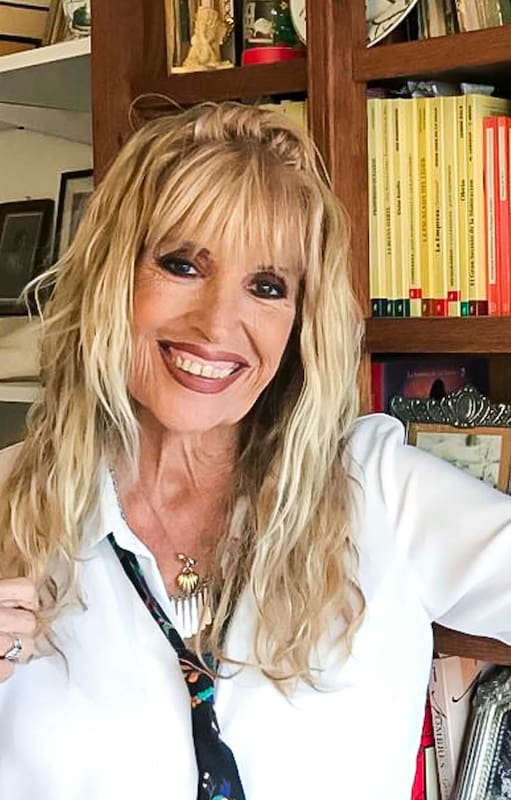 Luisa Delfino, en su casa rodeada de libros