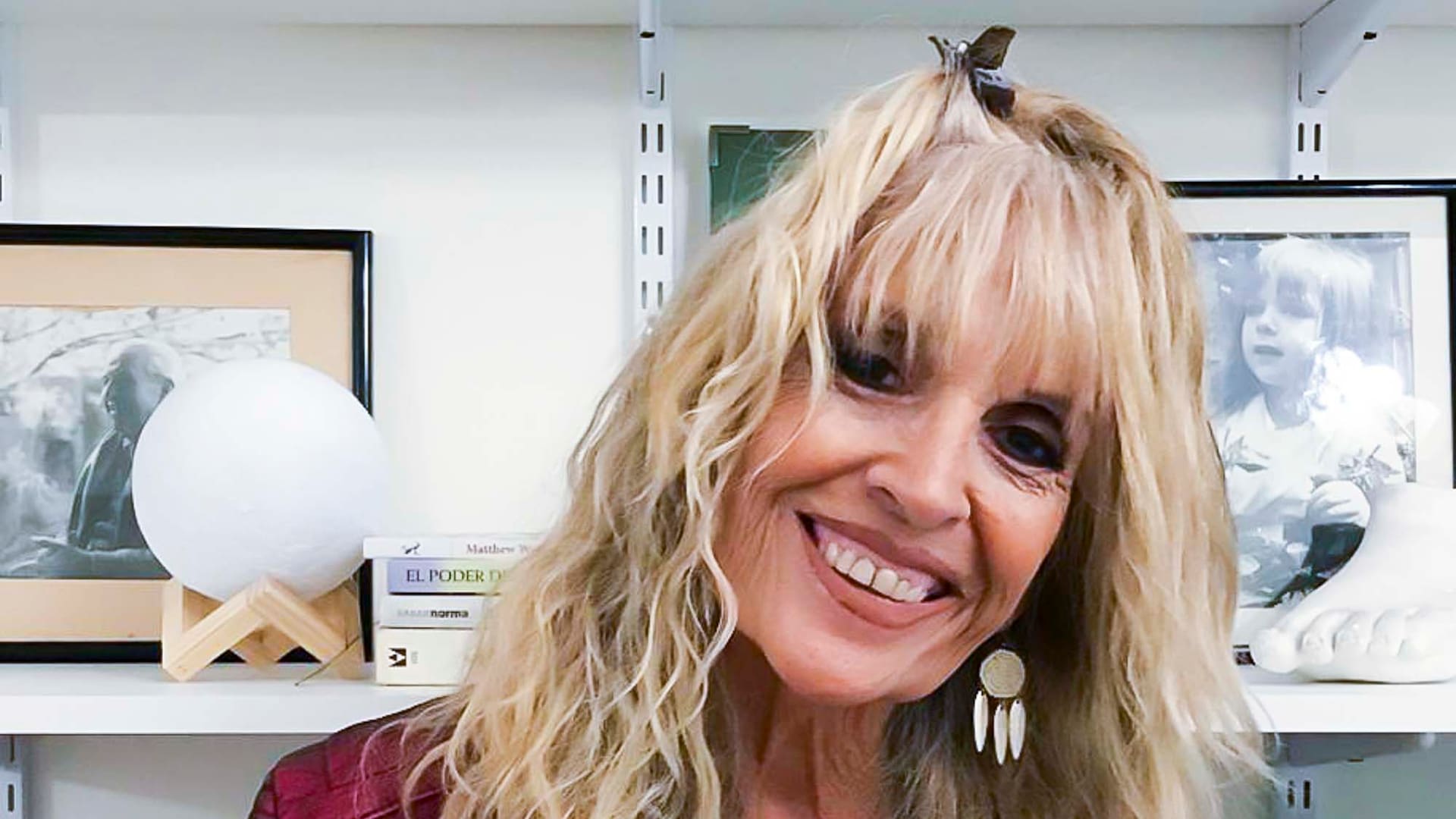 Luisa Delfino, en su casa rodeada de libros