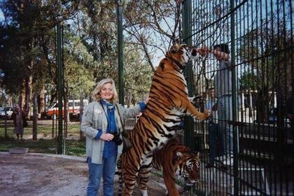 Luisa en la jaula de los tigres, sin ningún miedo.