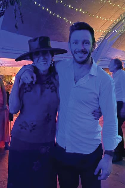 Luisa Mackinnon, mamá de Ignacio, con el rugbier Gonzalo “Scooby” Gutiérrez Taboada, que es apertura del club de rugby Newman