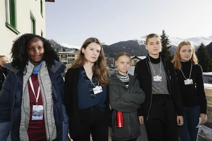 Luisa Neubauer, a la izquierda de Greta Thunberg, participó del Foro de Davos como activista climática