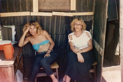 Luisa y Marisa. “Había llegado la democracia en el año 83; muchas de nosotras, por no decir todas, no sabíamos qué carajo era, qué significaba este hecho, no entendíamos nada. Y cuando preguntábamos qué significaba la democracia, por lo general nos decían ‘Libertad’. Pero para nosotras comenzaba una época muy difícil, de mucha violencia policial; incluso hasta la muerte”. Luisa Lucía Paz, activista.