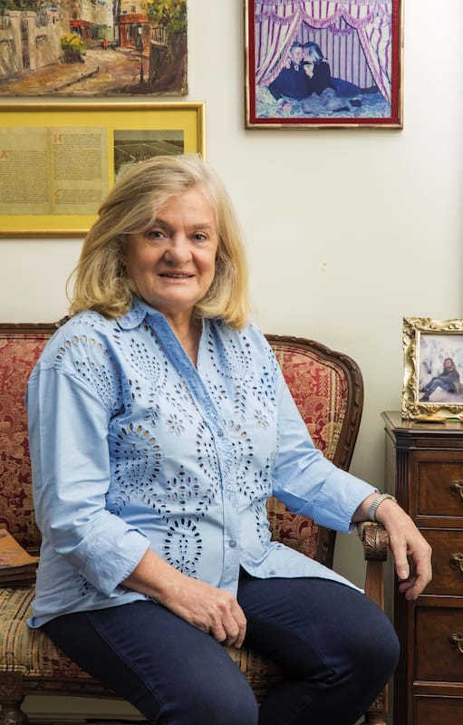 Luisa Zuberbuhler en su departamento, rodeada de las fotos de sus viajes.