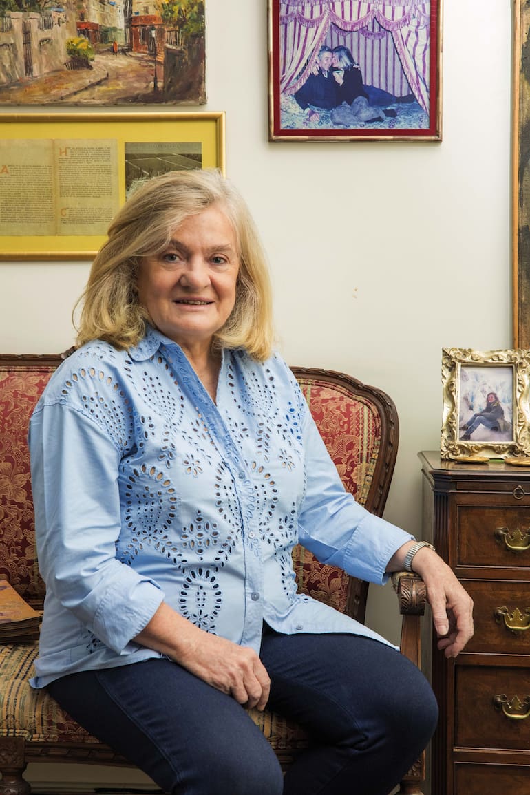 Luisa Zuberbuhler en su departamento, rodeada de las fotos de sus viajes.
