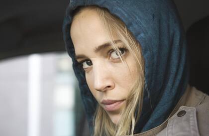 Luisana Lopilaro, en el papel de Manuela Pelari, en la película Perdida