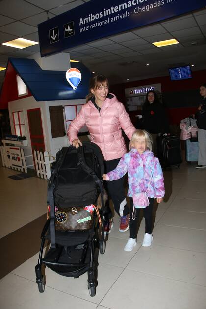 Luisana Lopilato junto a la pequeña Vida, de cinco años, pero que pronto está por soplar la velita de los seis