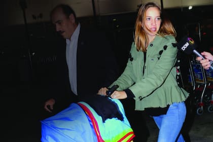 Luisana y Elías, su hijo menor, en Ezeiza. Papá Michael fue el primero en subir al auto de Darío Lopilato, que los esperaba en el aeropuerto. Noah dejó el lugar en brazos de su tío.