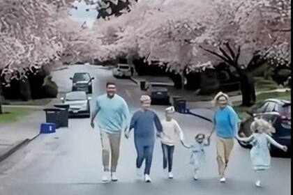 Luisana y Mike con sus cuatro hijos, Noah, Elías, Cielo (la menor) y Vida, en en las calles de su barrio, en Canadá. La imagen está extraída de un video que la actriz subió a su cuenta de Instagram luego de que la familia se tomara la foto familiar que, según ella contó, es un rito que repiten año a año.