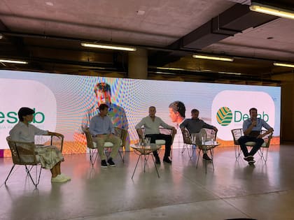 Luisina López Hiriart (moderadora), Martín Sackmann, Norberto Sahores, Ignacio Lartirigoyen e Ignacio Eguren, CEO en AgroPro y anfitrión del encuentro