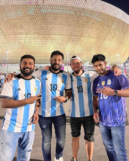 Luisito Comunica festejó con la hinchada argentina tras la derrota de México