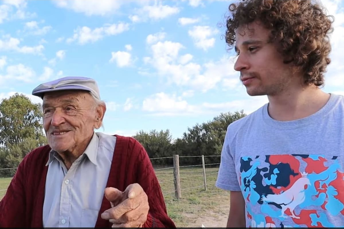 Luisito con el único habitante del pueblo