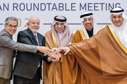 Luiz Inacio Lula da Silva, presidente de Brasil, posa para las fotos en la sesión de clausura de la Mesa Redonda Brasil-Arabia Saudita en el Hotel Ritz-Carlton.