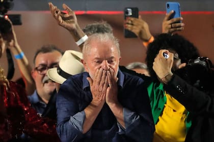 Luiz Inácio Lula da Silva saluda a sus seguidores en la avenida Paulista después de ganar la segunda vuelta de las elecciones presidenciales