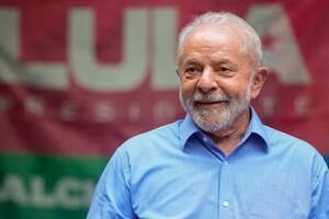 Luiz Inácio Lula da Silva sonríe durante una conferencia de prensa en Sao Paulo, Brasil, el 23 de octubre de 2022. (AP Foto/Andre Penner, Archivo)