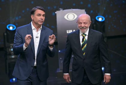 Luiz Inacio Lula da Silva y Flavio Bolsonaro en el debate presidencial antes del balotaje (Photo by NELSON ALMEIDA / AFP)