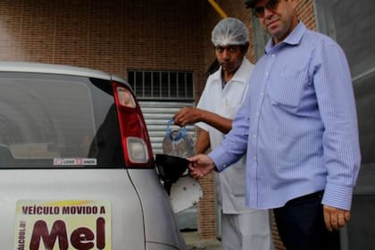 Luiz Jordans llena su tanque con etanol de miel desde 2015