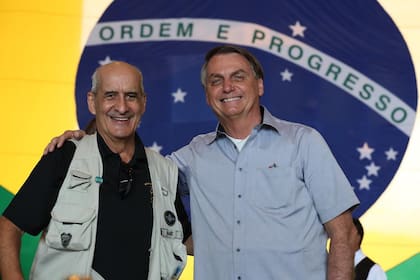 Luiz Ramos, un equivalente a jefe de gabinete, y el presidente Jair Bolsonaro, partidarios de la disputa de la Copa América en Brasil.