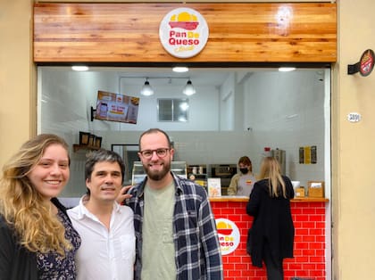 Luiza junto a los otros dos socios de pan de queso Brasil: Marcos Legon y Gustavo Graciani. De fondo, su local en Almagro (Av. Corrientes 3891)