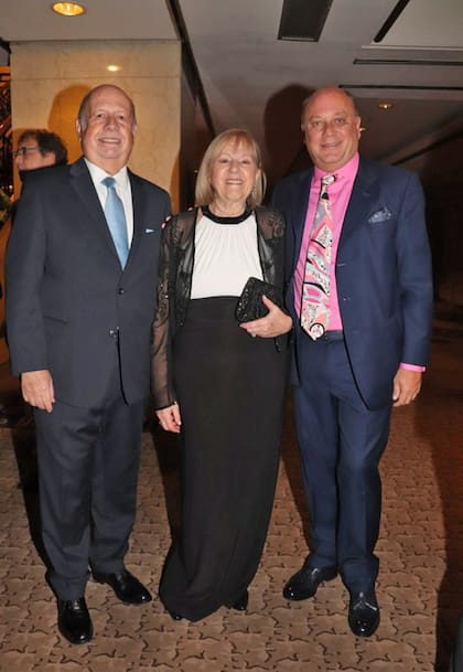 Luján Gutiérrez y Sra. junto a Martín Cabrales