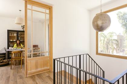 Luján trabaja en la mesa ‘Infinia’ con base de petiribí y tapa de mármol de Carrara; vitrina ‘Martin’ con interior de kiri y guatambú, y exterior de paraíso enchapado (ambos de Lolo & Co).