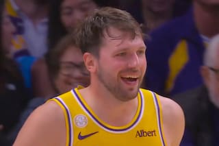 El triple de Luka Doncic desde mitad de cancha, sobre la corneta, y un festejo provocador