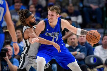Luka Doncic, ante la marca de Patty Mills, de San Antonio Spurs