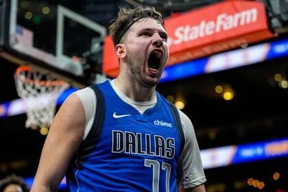 Luka Doncic celebra una anotación, en la mejor noche de su vida en la NBA
