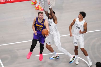 Luka Doncic contra los Dallas Mavericks, su exequipo (AP Foto/Julio Cortez)