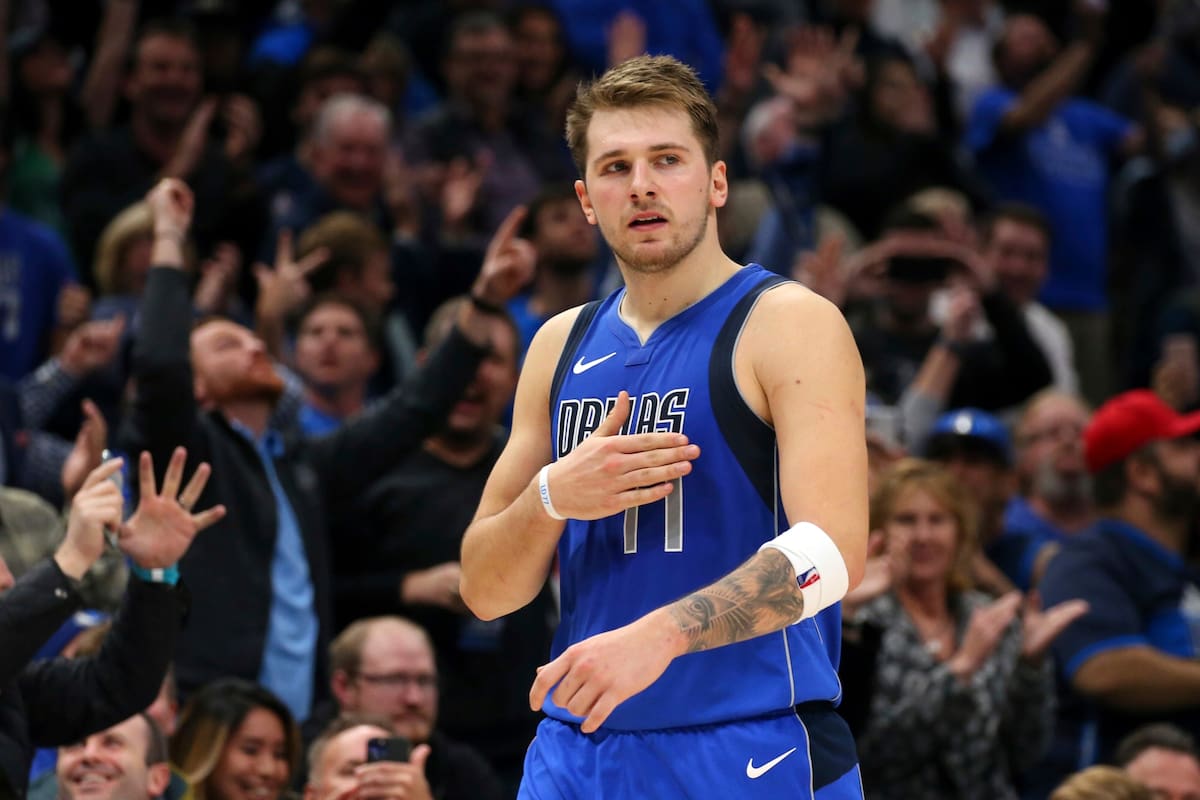Luka Doncic creció admirando a LaBron James; ahora, el joven prodigio de la NBA se unió a su ídolo en los libros de récords