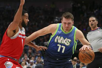 Luka Doncic en acción en el partido en el que su equipo cayó ante Sacramento Kings