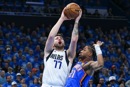 Luka Doncic, estrella de Dallas Mavericks, intenta un tiro el aro frente a Aaron Wiggins, de Oklahoma City Thunder, en el capítulo 2 de su semifinal de la Conferencia del Oeste; este sábado afrontará el tercero.